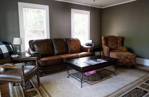 Dahlonega Cottage | The Chestnut Cottage—5 minute walk to Dahlonega Square