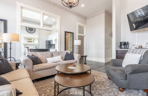 Livingston Apartment | The Cullom-2BR Gem in the Heart of Town