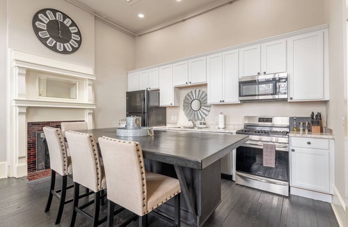 Livingston Apartment | The Cullom-2BR Gem in the Heart of Town