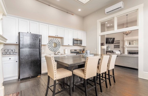 Livingston Apartment | The Cullom-2BR Gem in the Heart of Town