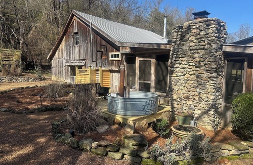 Lincoln County Cottage | The Dairy Barn-A Family Friendly Cabin That Sleeps 12! Pets Allowed!