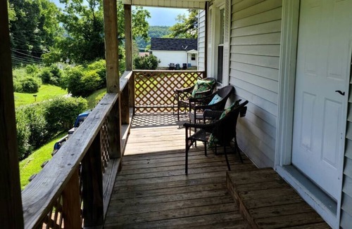 Tazewell House | The Dragon's Den 5 bedroom house 1 mile to Main St