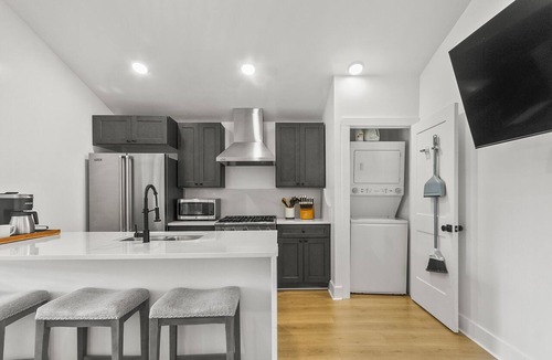 Tuscaloosa Condo | The Ellen Downtown Condo | Host Gatherings | Walk to Stadium