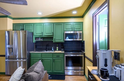 West Columbia Apartment | The Emerald Den Oasis 2BR near Ft Jackson & USC Pet Friendly Hidden Gem