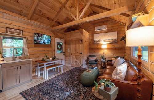 Akin Cabin | "The Fieldhouse" Luxury Tiny House close to Oasis sports complex!
