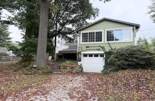 Fairfield Beach House | The Float House at Buckeye Lake - Hot Tub - Patio - Privacy