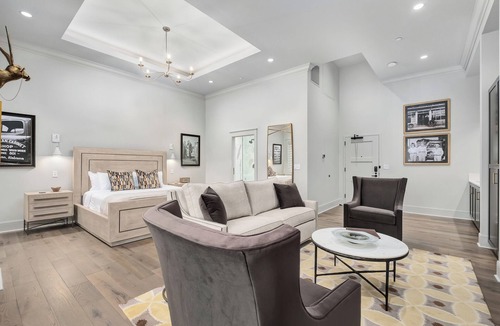 Cullman Hotel | The Founders Suite. 5 Minutes to I65!