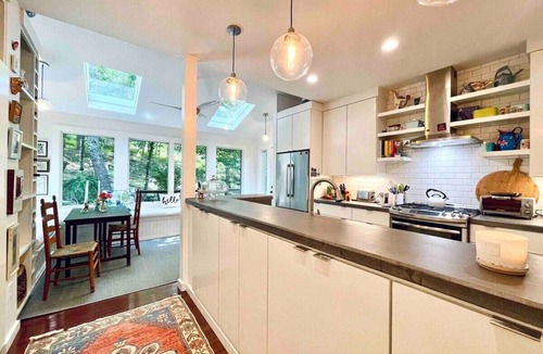 Oxford House | The Grace, Multi-family only 5 miles to Sq & campus!