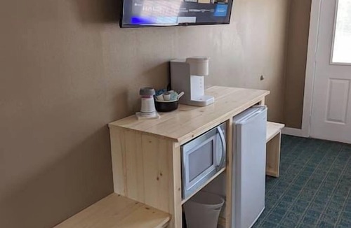 Munising Hotel | The Greenland Motel - Room No. 5