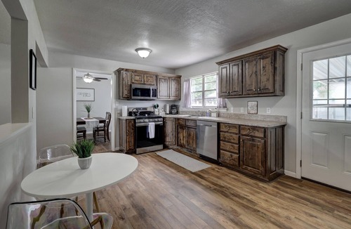 Joplin House | The Greystone- Spacious + Updated home in SE Joplin