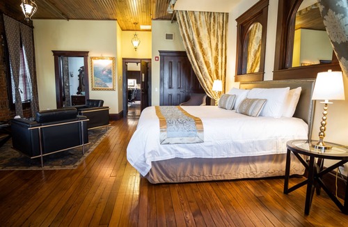 Marietta Hotel | The Hackett Hotel
