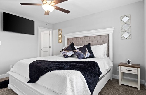 Clarksville House | The Happy Place-40 minutes to Downtown Nashville!