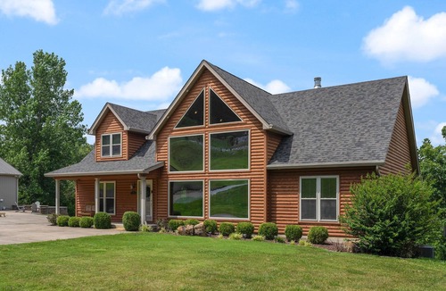 Clarkson House | The Hawk's Nest, 2 Acre 7 Bedroom 5 bath property with 15 beds.