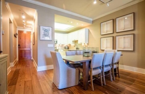 Oxford House | The HC, 2BR Luxe Condo by Velvet Ditch Villas