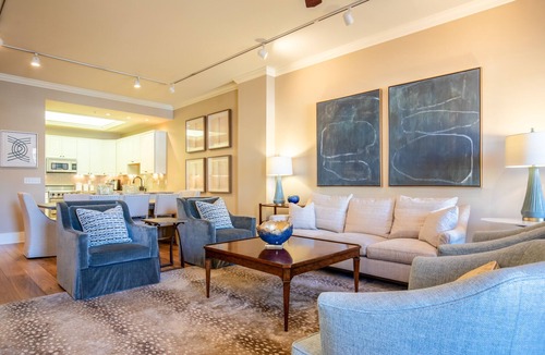 Oxford House | The HC, 2BR Luxe Condo by Velvet Ditch Villas