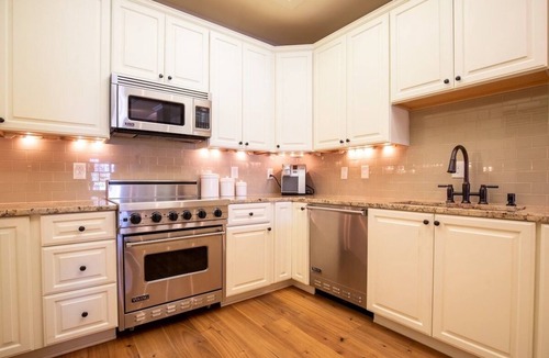 Oxford House | The HC, 2BR Luxe Condo by Velvet Ditch Villas