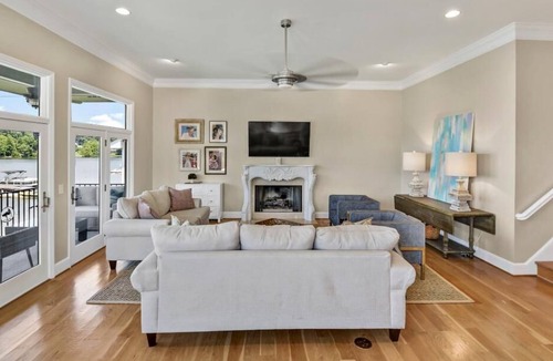 Lexington House | THE HERON HOUSE WITH OPTIONAL BOAT RENTAL