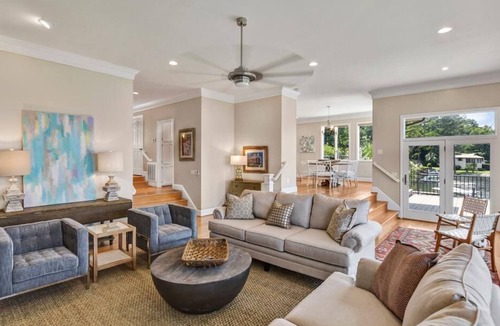 Lexington House | THE HERON HOUSE WITH OPTIONAL BOAT RENTAL