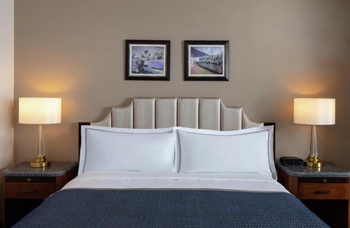 Arts/Warehouse District Hotel | The Higgins Hotel New Orleans, Curio Collection by Hilton