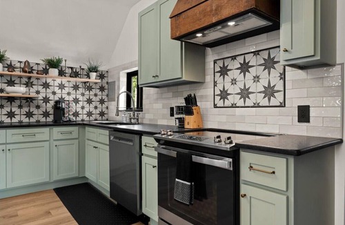 Holly Apartment | THE HOLLY HACIENDA - WALK to Downtown Holly, 2-Bed 2-Bath !