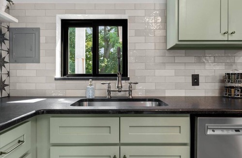 Holly Apartment | THE HOLLY HACIENDA - WALK to Downtown Holly, 2-Bed 2-Bath !