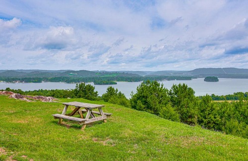 Guntersville House | The Hunter's Retreat at Kudzu Cove Cabins Resort