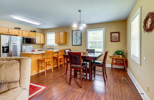 Guntersville House | The Hunter's Retreat at Kudzu Cove Cabins Resort