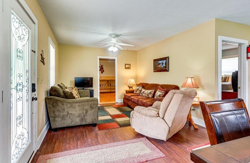 Guntersville House | The Hunter's Retreat at Kudzu Cove Cabins Resort