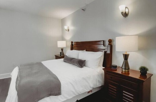 Downtown Hotel | The Jefferson Inn, Downtown Southern Pines, King Bed