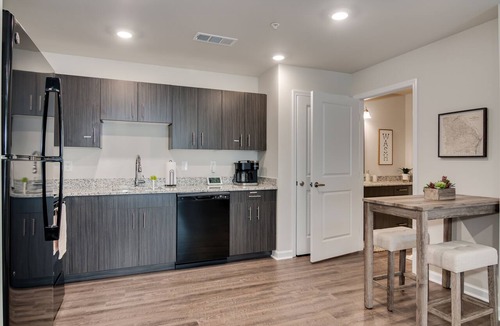Augusta Apartment | The Jensen: King Bed - Fast WiFi - 55” Smart TV - Washer & Dryer