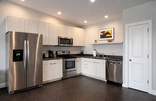 East Market District Condo | The Julep - Chic 2 BR/Stay Nulu Marketplace