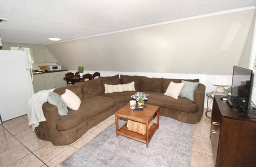 Hardin House | The Lakeside Loft- KY Lake Escape - Pirates Cove