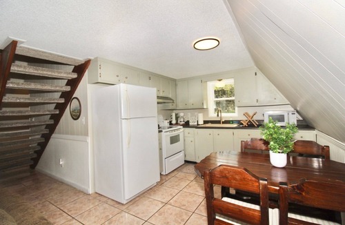 Hardin House | The Lakeside Loft- KY Lake Escape - Pirates Cove