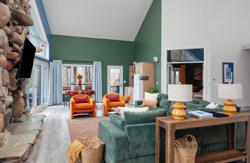 Bellaire House | The Legend Lodge ~ Bellaire's Retreat ~Golf Sim, Ski, Sauna, Arcade, Pool Table