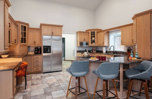 Bellaire House | The Legend Lodge ~ Bellaire's Retreat ~Golf Sim, Ski, Sauna, Arcade, Pool Table
