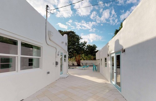 Parker Ridge House | The Lewis Cottage Pool, Downtown, Beach, Shops & Restaurants!