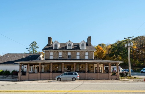 Farmington Hotel | The Lincoln | Historic Victorian Inn Room