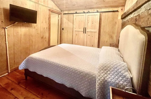Dandridge Cabin | The Little Cabin on the peaceful lake cove! With a boat dock and fire pit!