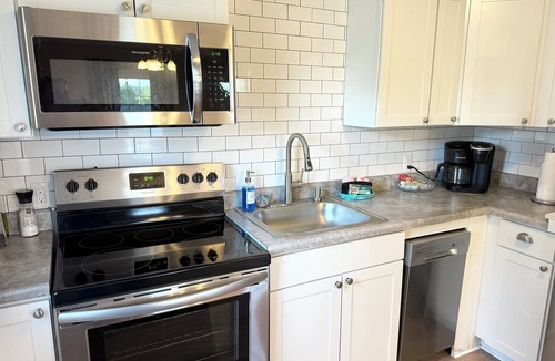 Hickory Apartment | The Local Yokel | Cozy 1 BR Apartment + Wi-Fi & Parking