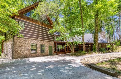 Sevierville Ski Chalet | The Lodge At Whiskey Falls- Prefect for some R&R - 75 Ft water fall, Theater Game room