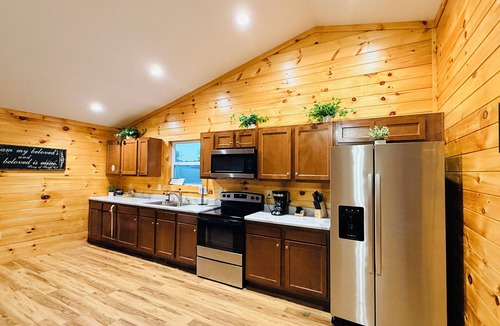 Jamestown House | The Lodge Lake Retreat – Family-Friendly with Private River Access