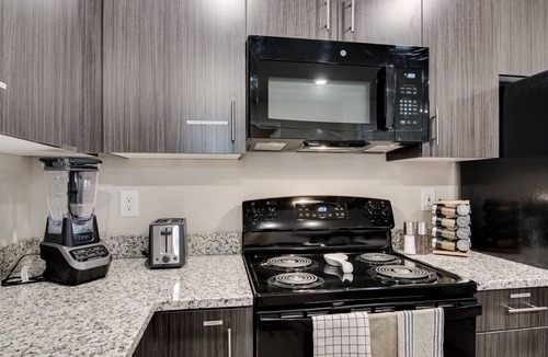 Augusta Apartment | The Lori: King Bed - Large Smart TV - Fast WiFi - TV in Bedroom - Washer & Dryer