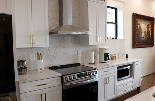 Metropolis Apartment | The Luxe High Roller! 2 bed apt in Metropolis near Harrah's Casino! Pet friendly