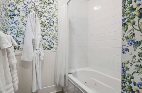 Dublin Bed & Breakfast | The Magill Suite Historic Rockwood Manor