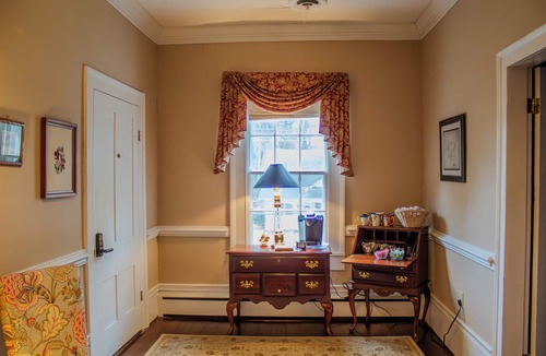 Clinton Apartment | The Magnolia Room - Private Studio w/Ensuite Bath in Historic Downtown Home