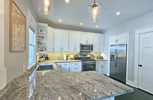 East Side House | The Manhattan, 3BR/2Bath, Spacious Craftsman in Grant Park/ATL, Screened Porched