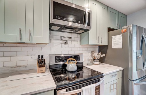 Bowling Green House | The Meeker House Charming 3/4 Bedroom Home w/Hot Tub