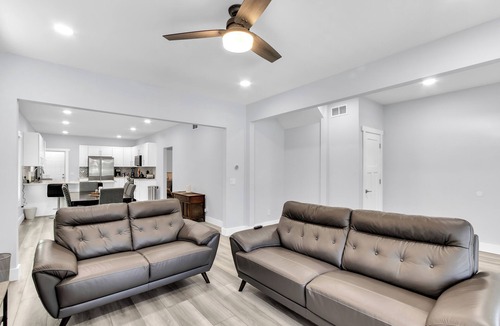 New Center Detroit House | The Mica - Spacious Full Duplex with 7 bedrooms and WiFi, AC in charming Detroit