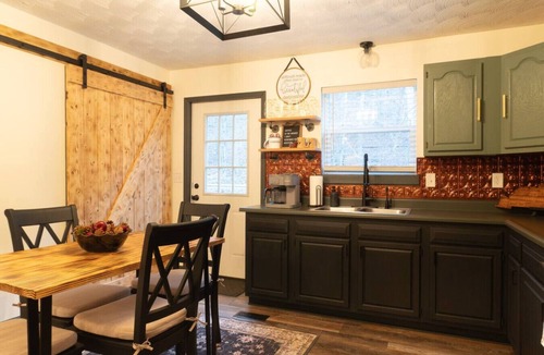 Beauty House | The Mountain Magnolia *Hot tub on private deck*