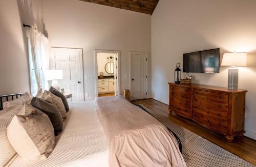 Topton Villa | The Nest - Beautiful, Luxury Lakeside Cabin